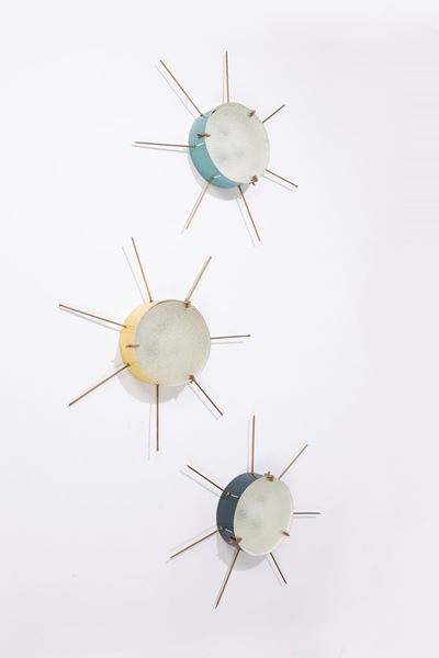 Tre lampade da parete in metallo laccato, vetro stampato e ottone, 1955