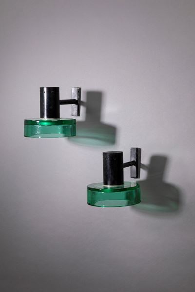 Due lampade da parete in vetro verde e metallo