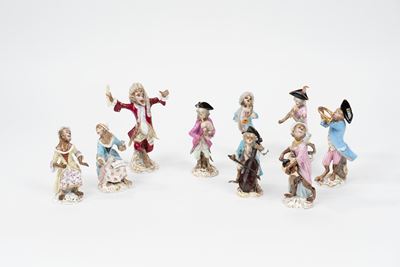Concertino Composto da Nove Sculture in Porcellana Policroma Raffiguranti Scimmie Musicanti, Mani...