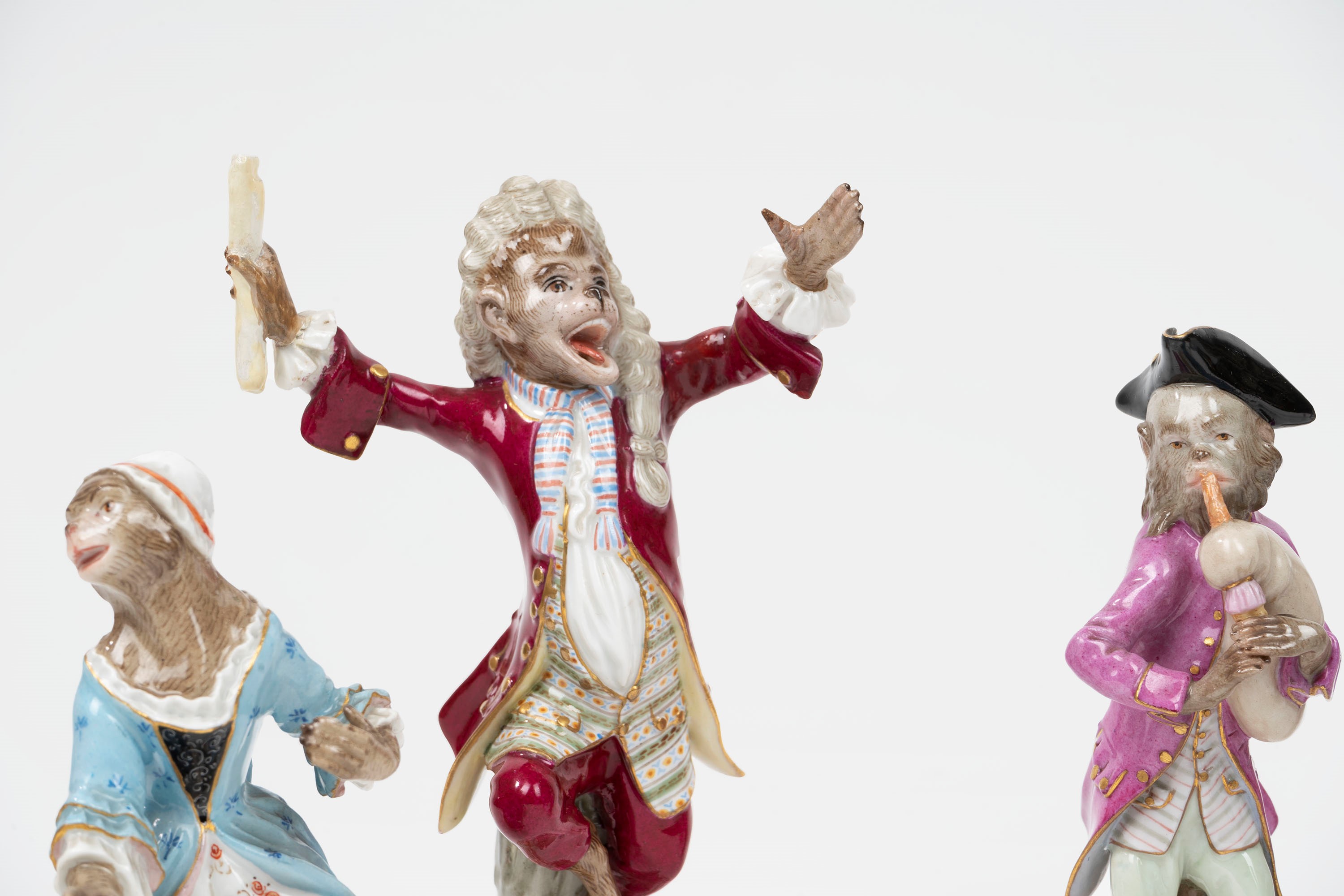 Concertino Composto da Nove Sculture in Porcellana Policroma Raffiguranti Scimmie Musicanti, Mani...
