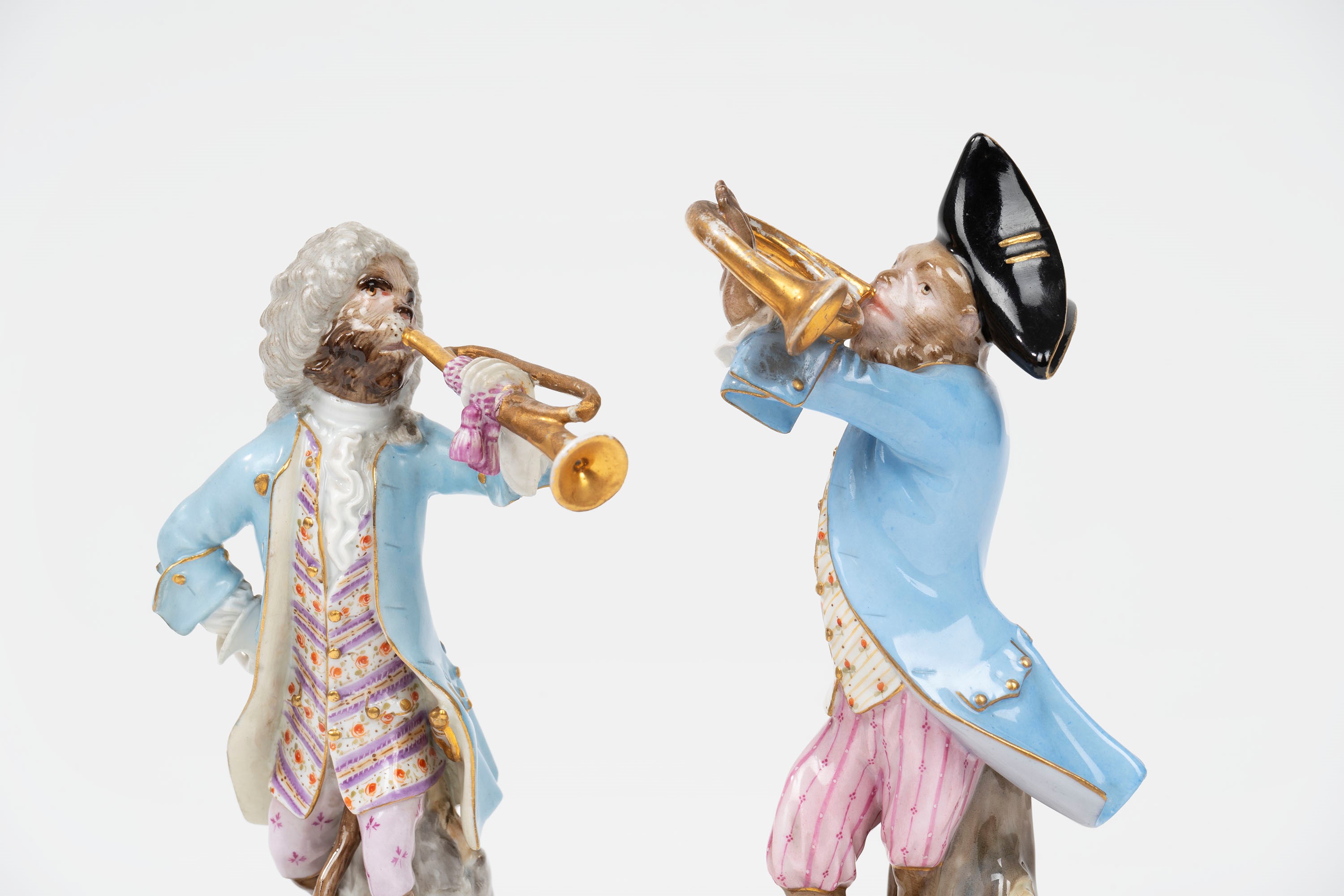 Concertino Composto da Nove Sculture in Porcellana Policroma Raffiguranti Scimmie Musicanti, Mani...