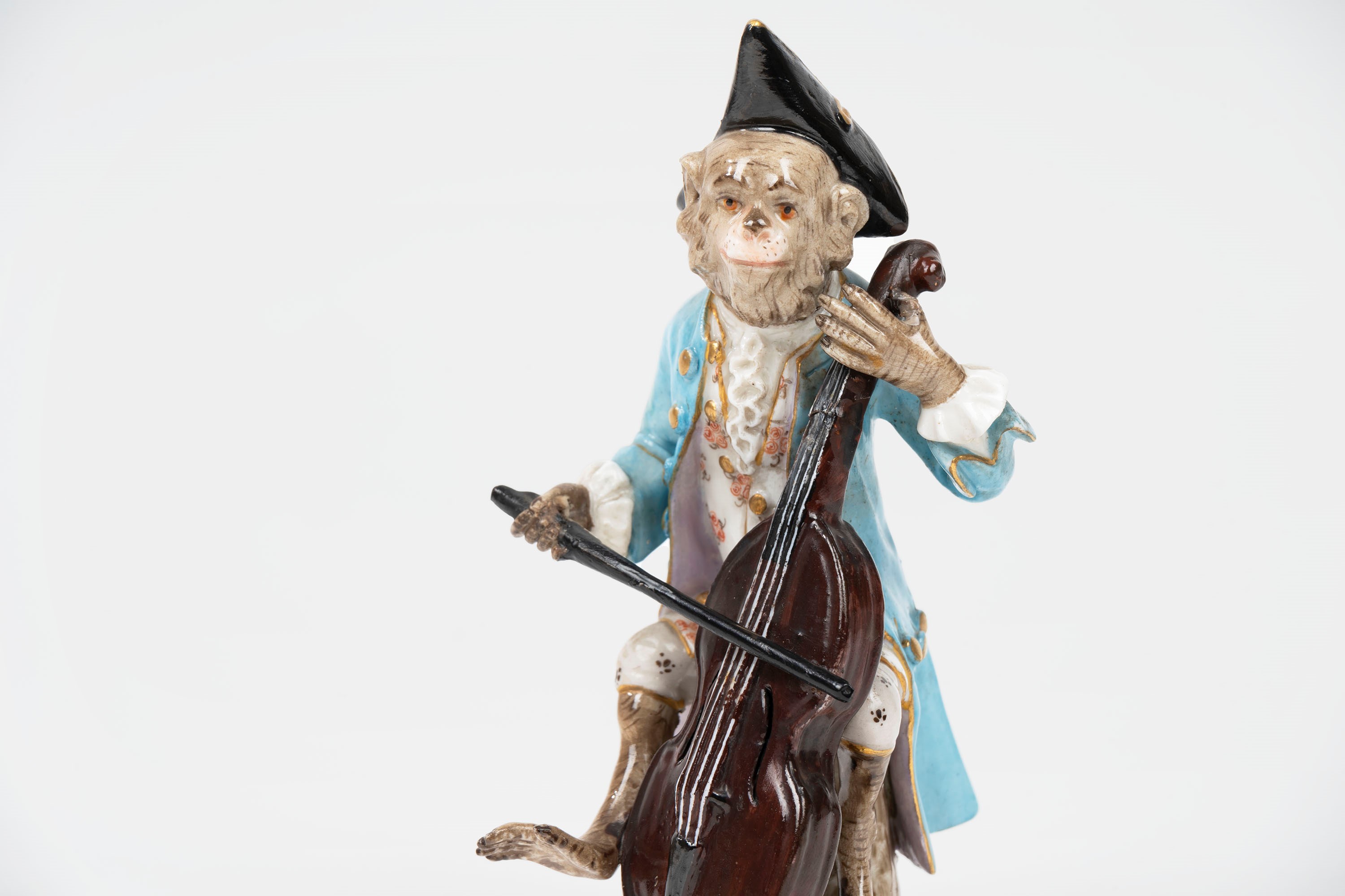 Concertino Composto da Nove Sculture in Porcellana Policroma Raffiguranti Scimmie Musicanti, Mani...