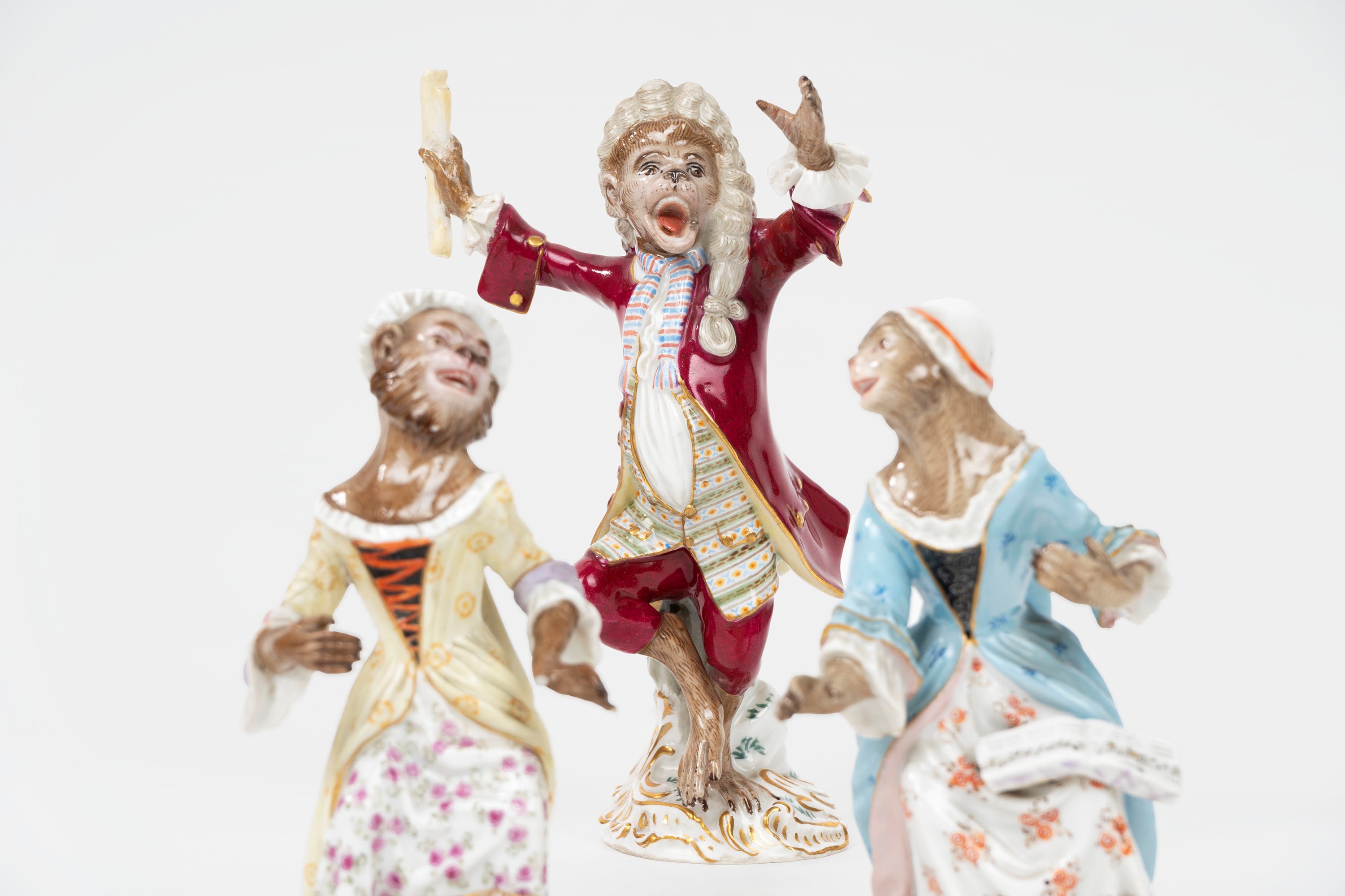 Concertino Composto da Nove Sculture in Porcellana Policroma Raffiguranti Scimmie Musicanti, Mani...