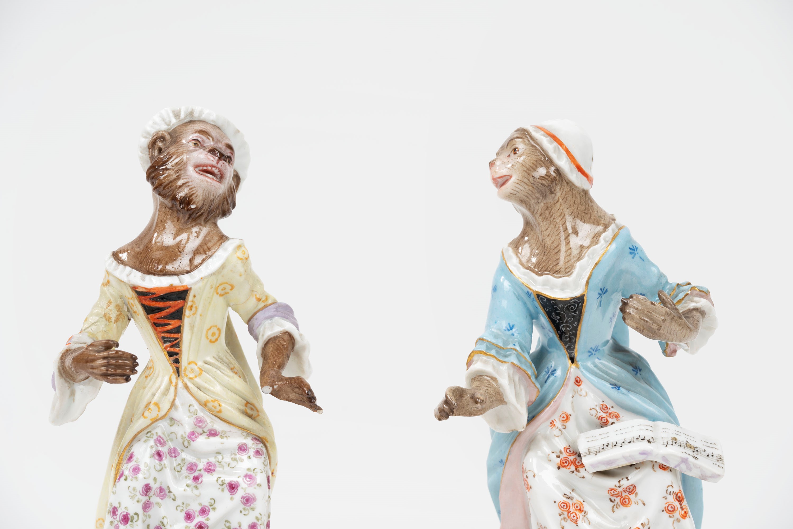 Concertino Composto da Nove Sculture in Porcellana Policroma Raffiguranti Scimmie Musicanti, Mani...