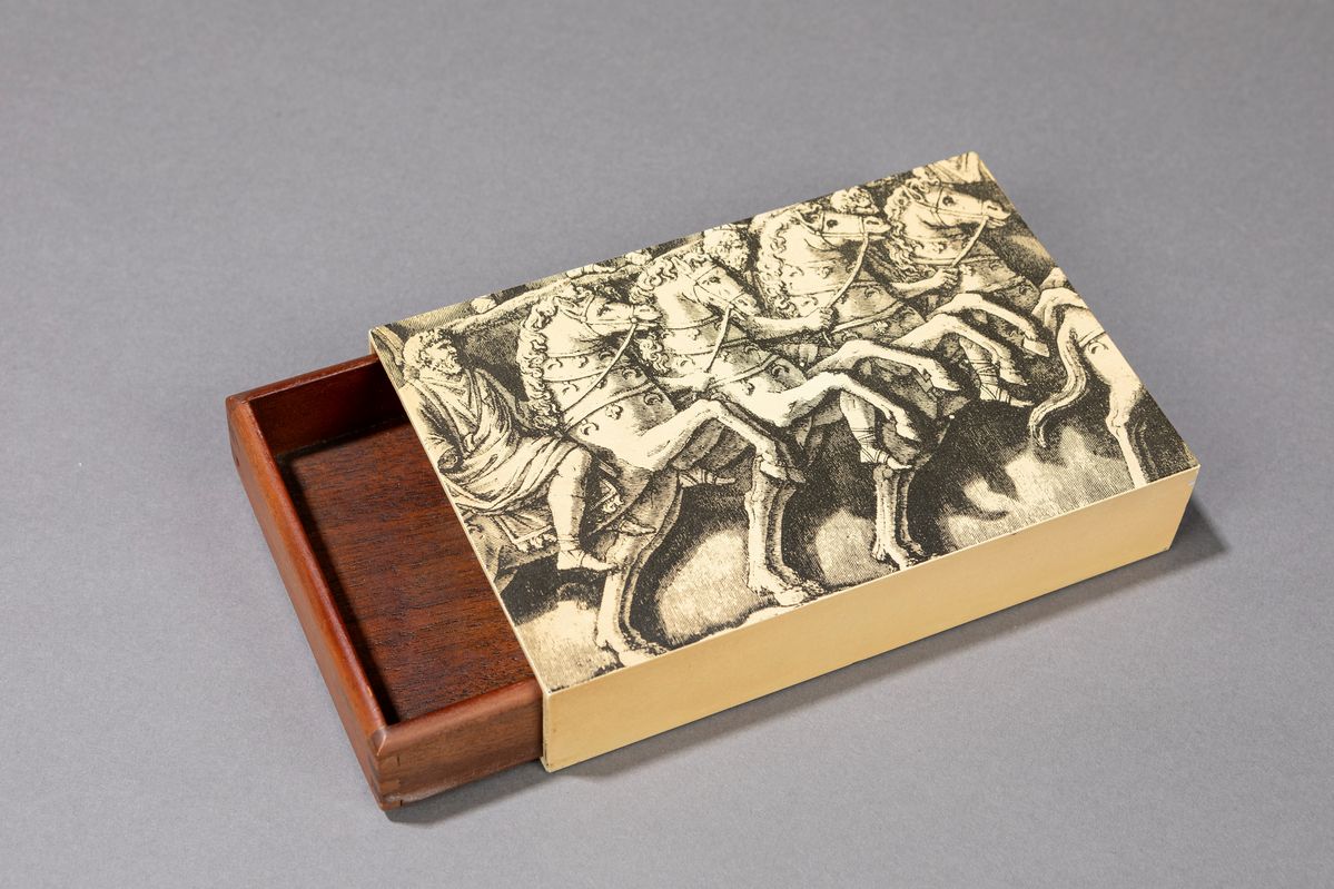 Manifattura Italiana - Fornasetti, Scatola in legno e metallo serigrafato