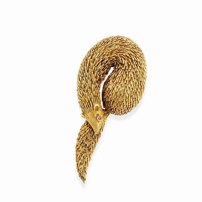 Spilla in oro giallo 18k, rappresentante un'otter con rubino