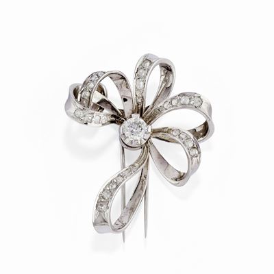 Spilla a fiocco in oro bianco 18k con diamante taglio vecchio