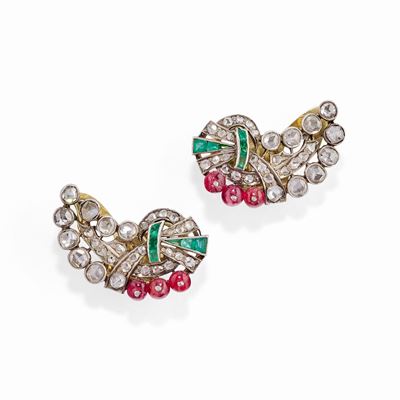 Orecchini in oro giallo 18k e argento con diamanti, smeraldi e rubini