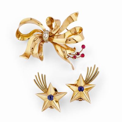 Spilla a fiocco e coppia di orecchini, oro giallo 18k con diamanti e rubini