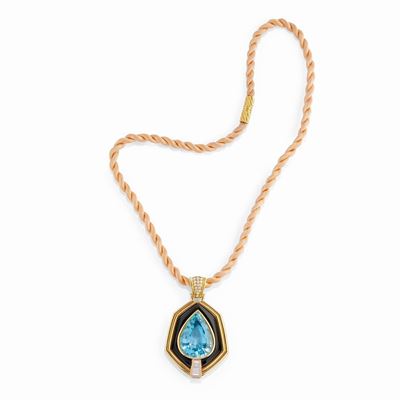 Pendente con topazio azzurro, oro giallo 18k, diamanti, onice