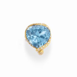 Anello con topazio azzurro