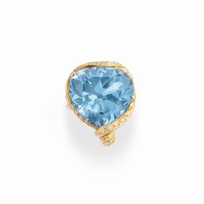 Anello con topazio azzurro a taglio cuore, oro giallo 18k