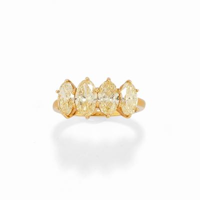 Anello con diamanti fancy light yellow, in oro rosa 18k