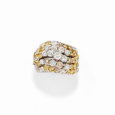 Anello con diamanti in oro bianco 9k, cinque file di diamanti incolore e fancy yellow