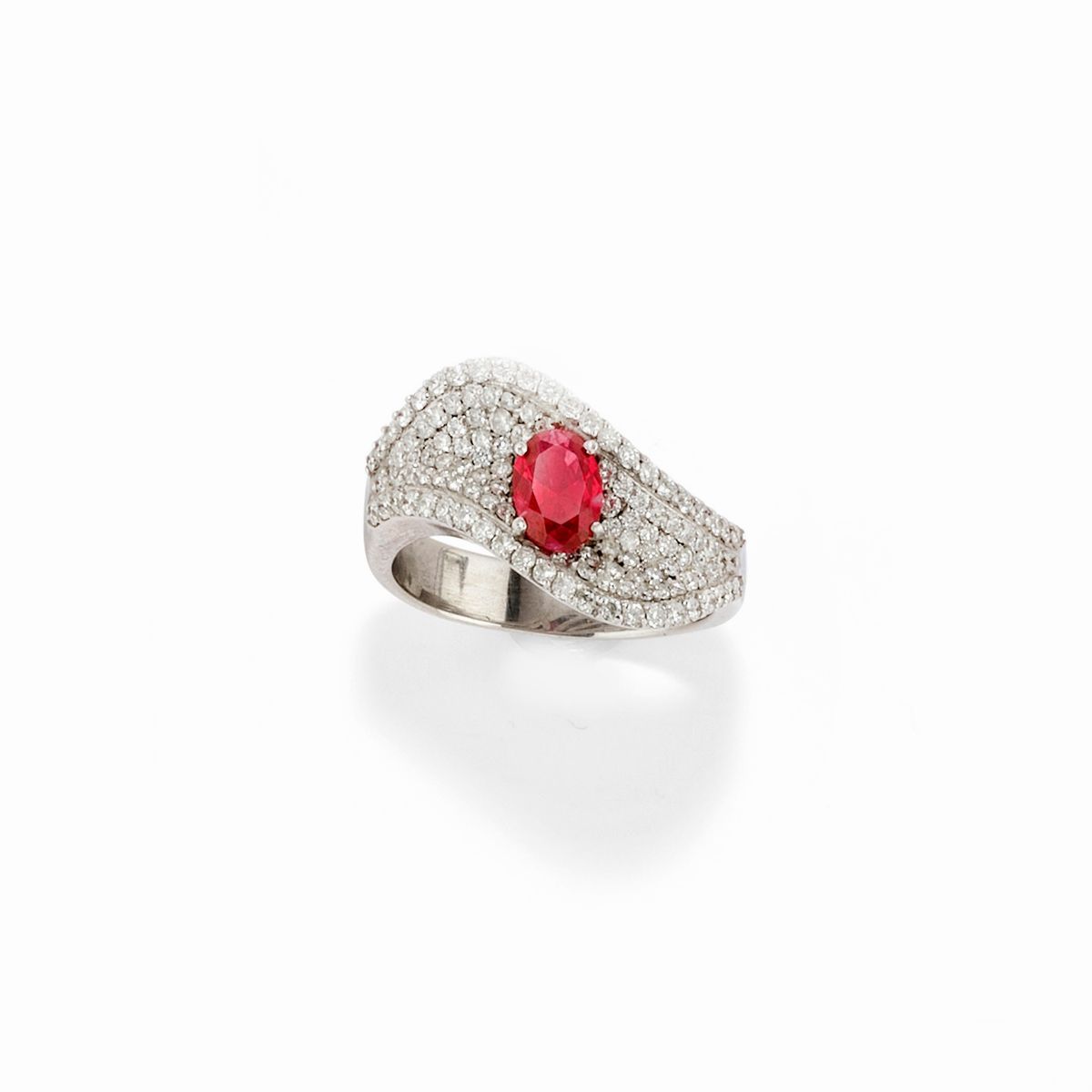 Due anelli in oro bianco 18k con rubino e madreperla