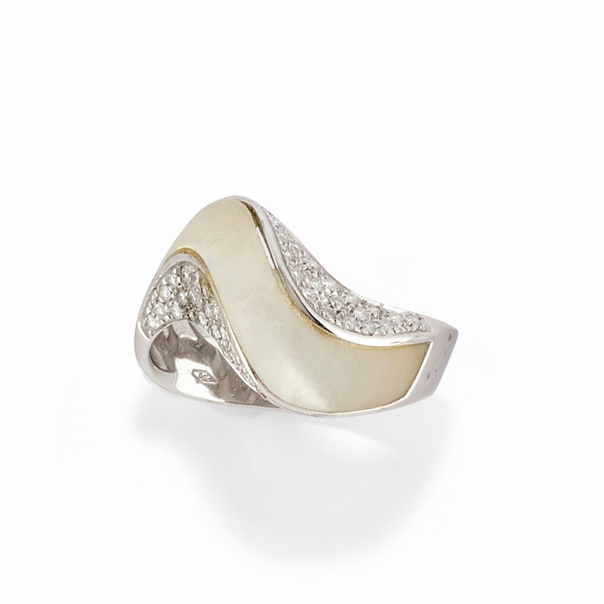 Due anelli in oro bianco 18k con rubino e madreperla