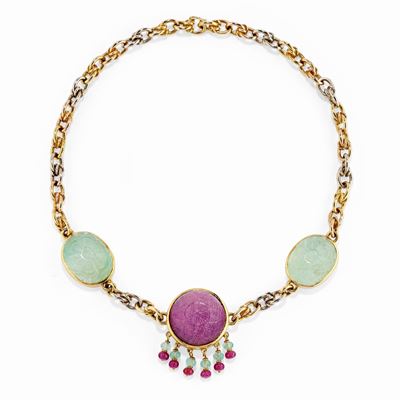 Collana con smeraldi cabochon ovali e rubini cabochon rotondi in oro a tre colori
