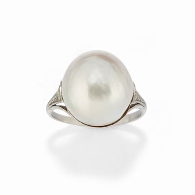 Anello in platino con perla coltivata mabé e diamanti