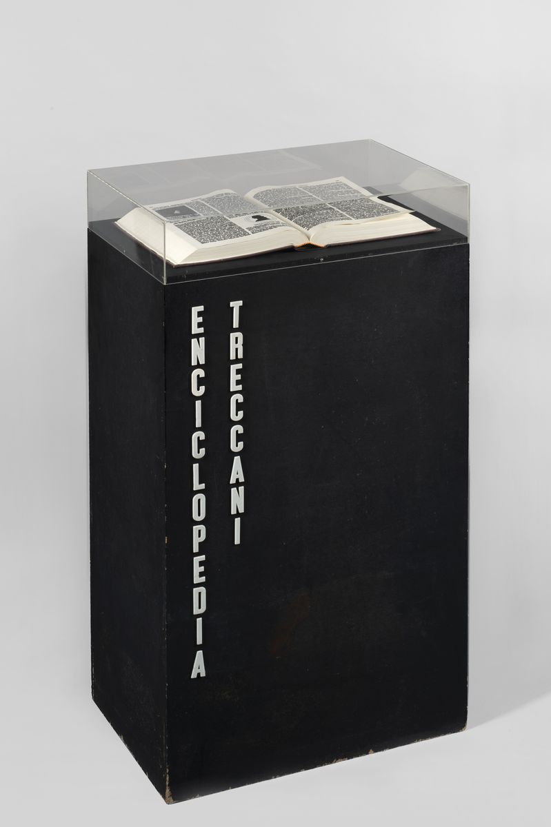 Emilio Isgrò - Enciclopedia Treccani Volume VII (La Incinta), china su libro in box di legno e pl...