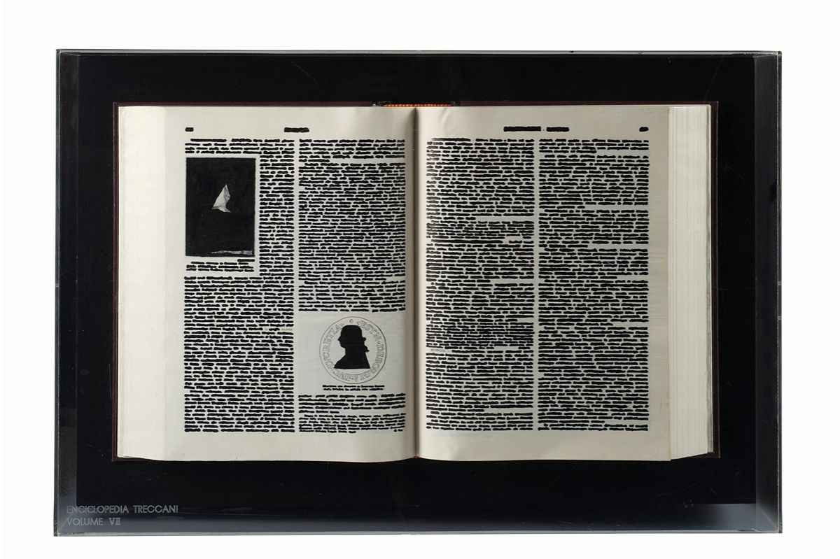 Emilio Isgrò - Enciclopedia Treccani Volume VII (La Incinta), china su libro in box di legno e pl...