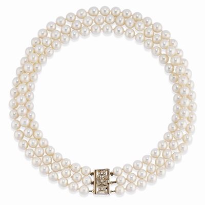 Collana di perle coltivate in oro giallo 18k con chiusura in diamanti