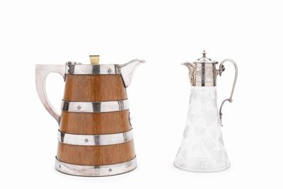 Coppia di caraffe con thermos, in metallo argentato, legno e vetro, con cristallo inciso a tralci...