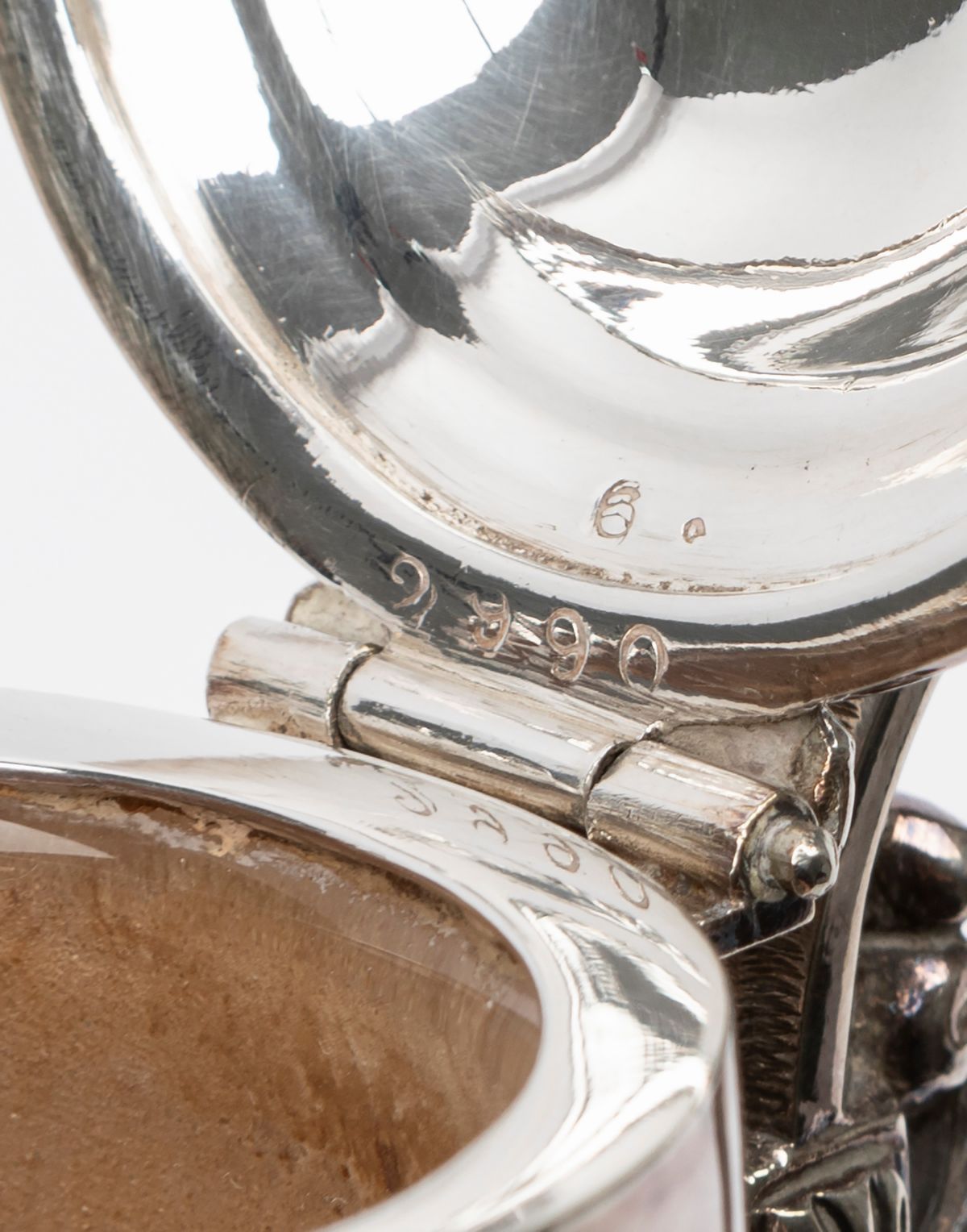Coppia di caraffe con thermos, in metallo argentato, legno e vetro, con cristallo inciso a tralci...