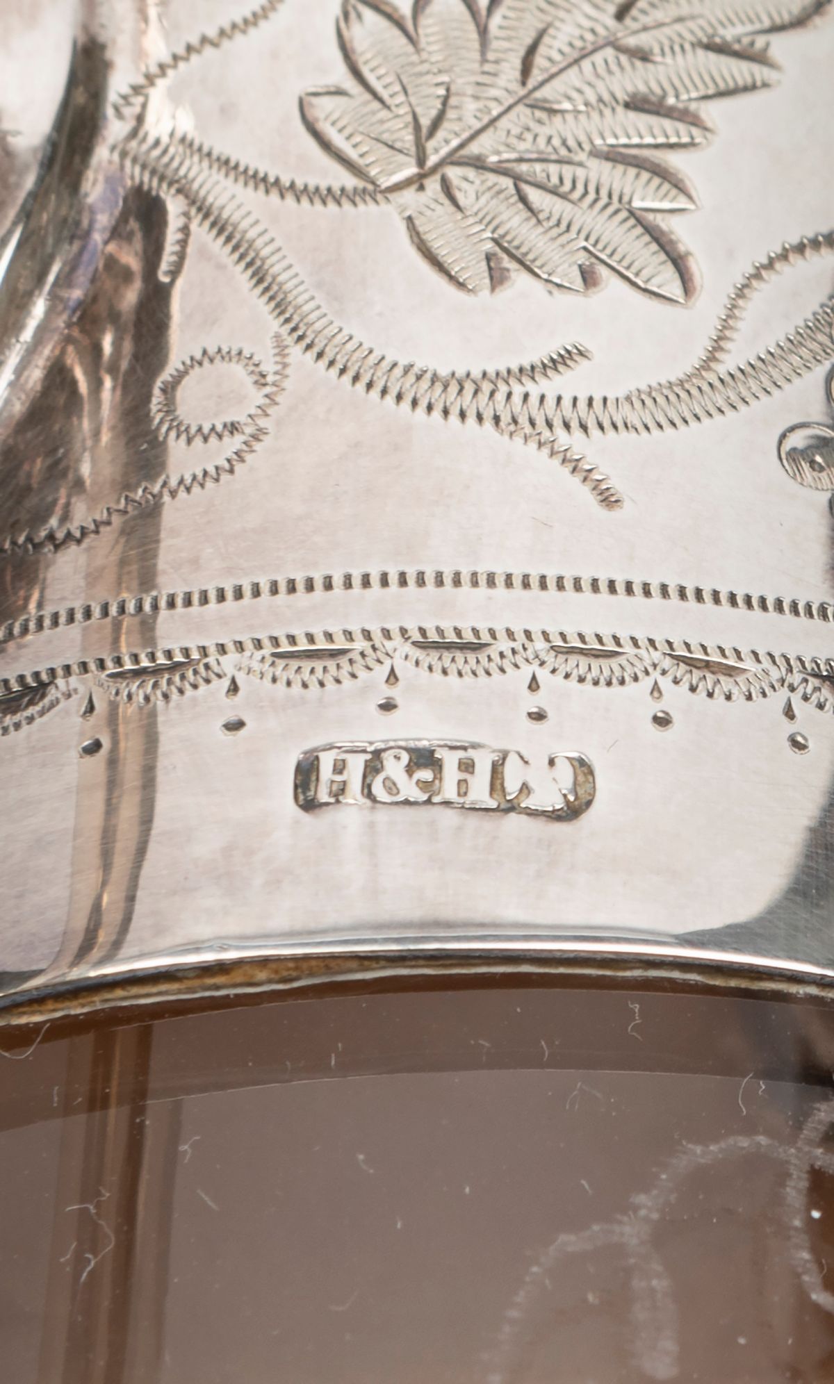 Coppia di caraffe con thermos, in metallo argentato, legno e vetro, con cristallo inciso a tralci...