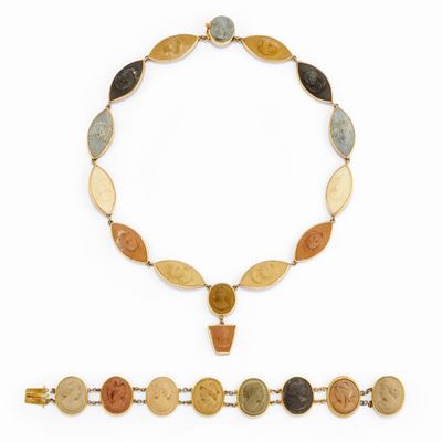 Demi parure in oro giallo 9k con cammei in alto rilievo