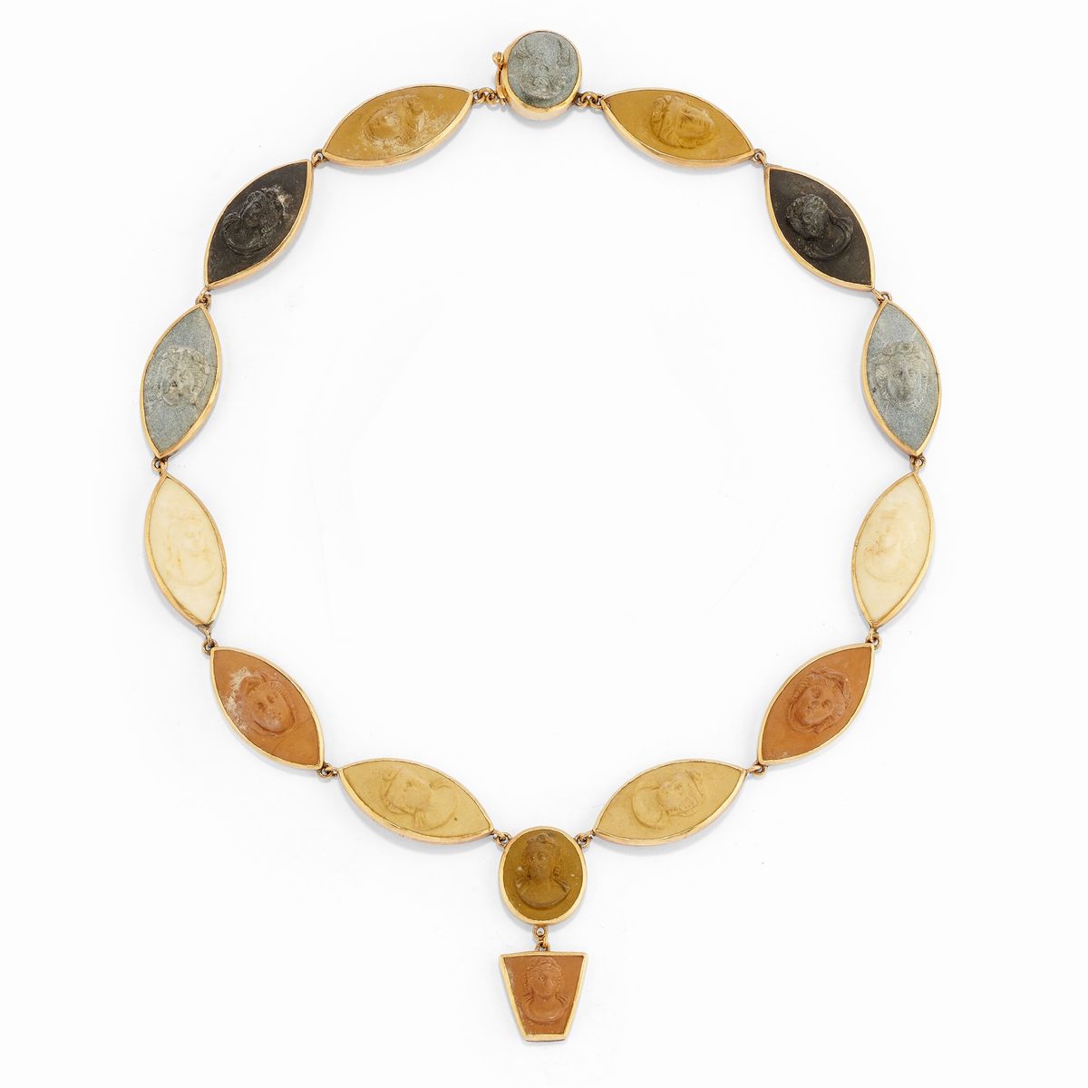 Demi parure in oro giallo 9k con cammei in alto rilievo