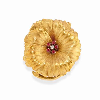 Spilla pendente a fiore in oro giallo 18k con diamante e rubini