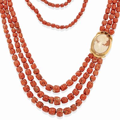 Collana in oro giallo 18k con trefoli di corallo e cammeo