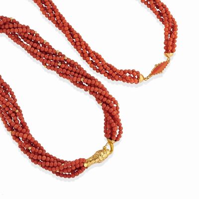 Due collane in oro giallo 18k con corallo