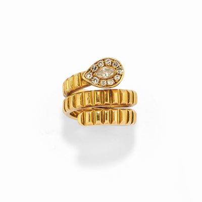 Anello in oro giallo 18k con diamanti taglio navette e huit-huit