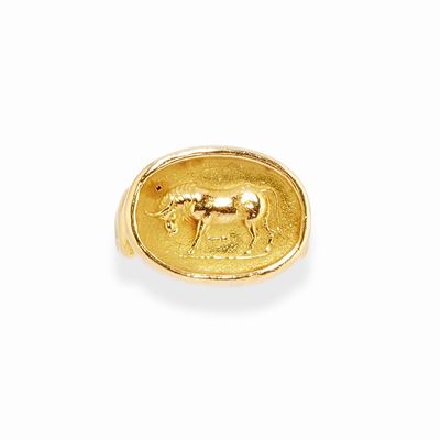 Anello in oro giallo 18k con raffigurazione di toro