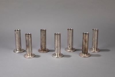 Set di 7 vasi monofiore in metallo argentato