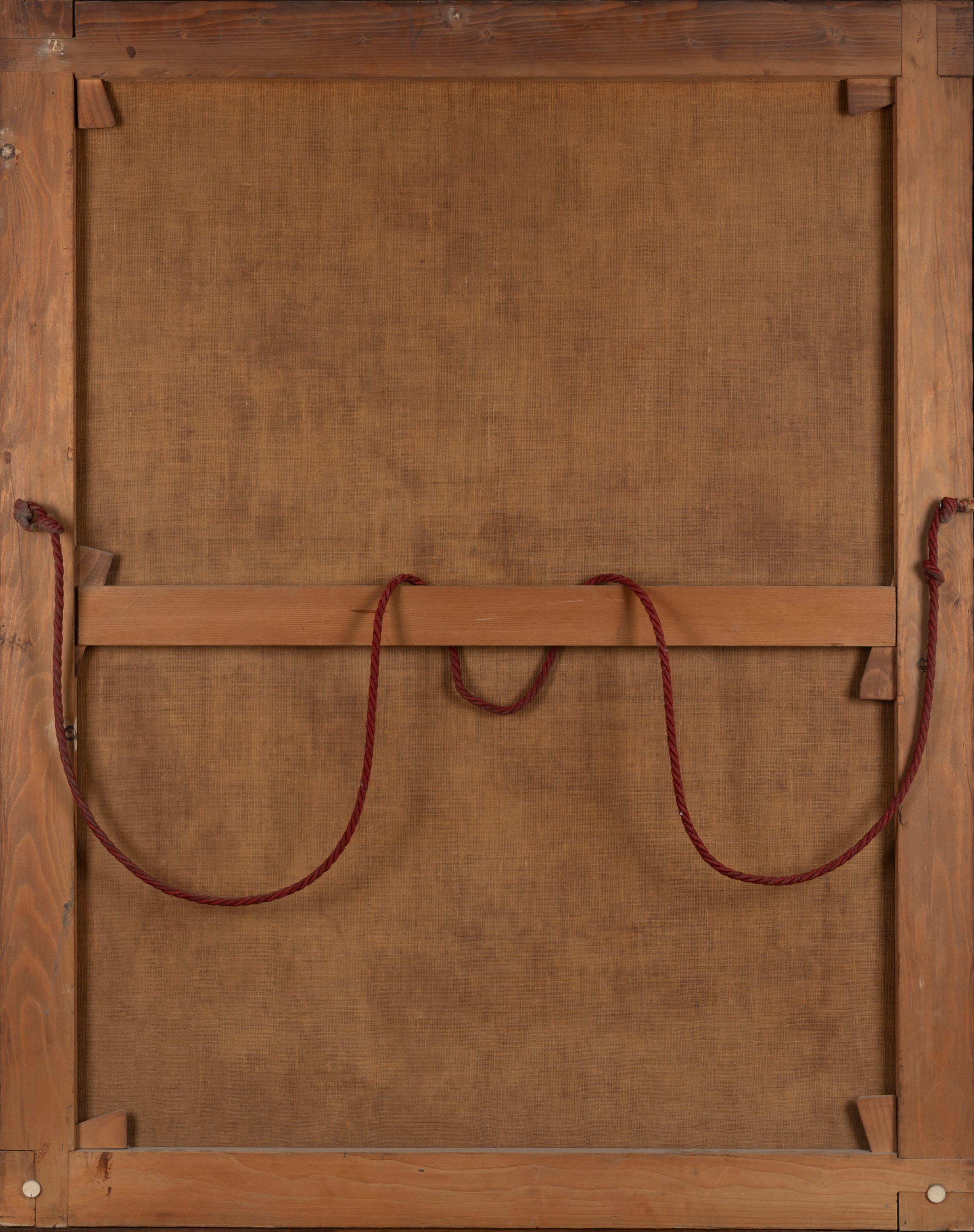 Giovane donna con fiori in un cesto di vimini