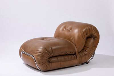 Poltrona, pelle e metallo cromato, h 65 x 118 x 109 cm, circa 1970