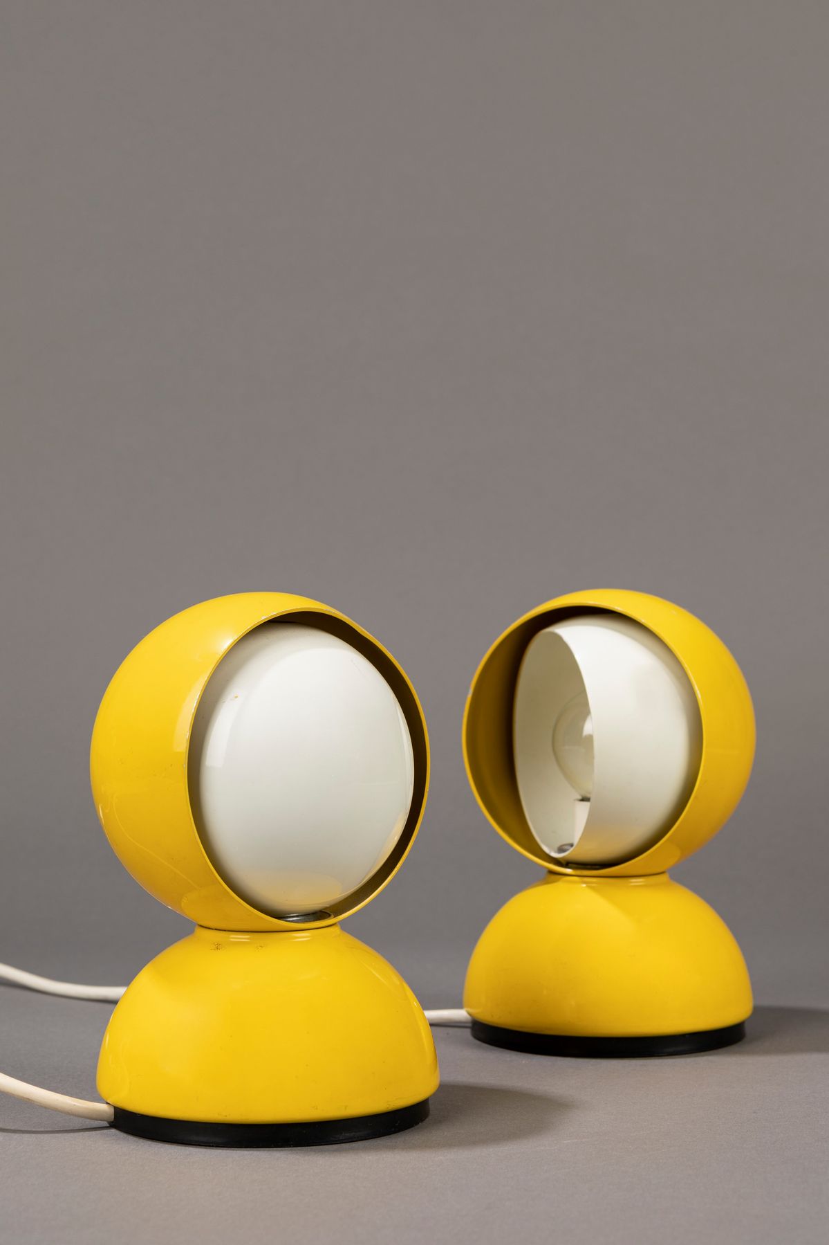 Vico Magistretti - Coppia di lampade da tavolo modello Eclisse, Metallo verniciato giallo