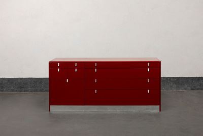 Cassettiera con specchio serie Hennè, legno laccato e dettagli in metallo