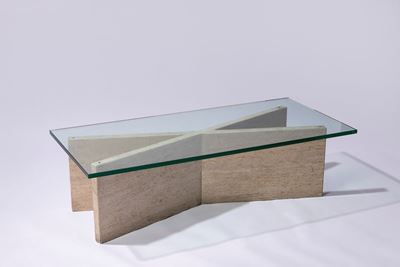 Oggetto di design, Tavolino con base in travertino e piano in vetro