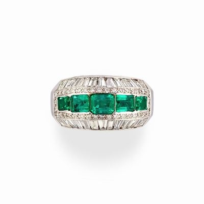 Anello in platino con smeraldi e diamanti