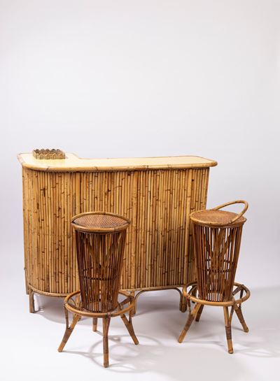Mobile bar in vimini con due sgabelli, circa 1970