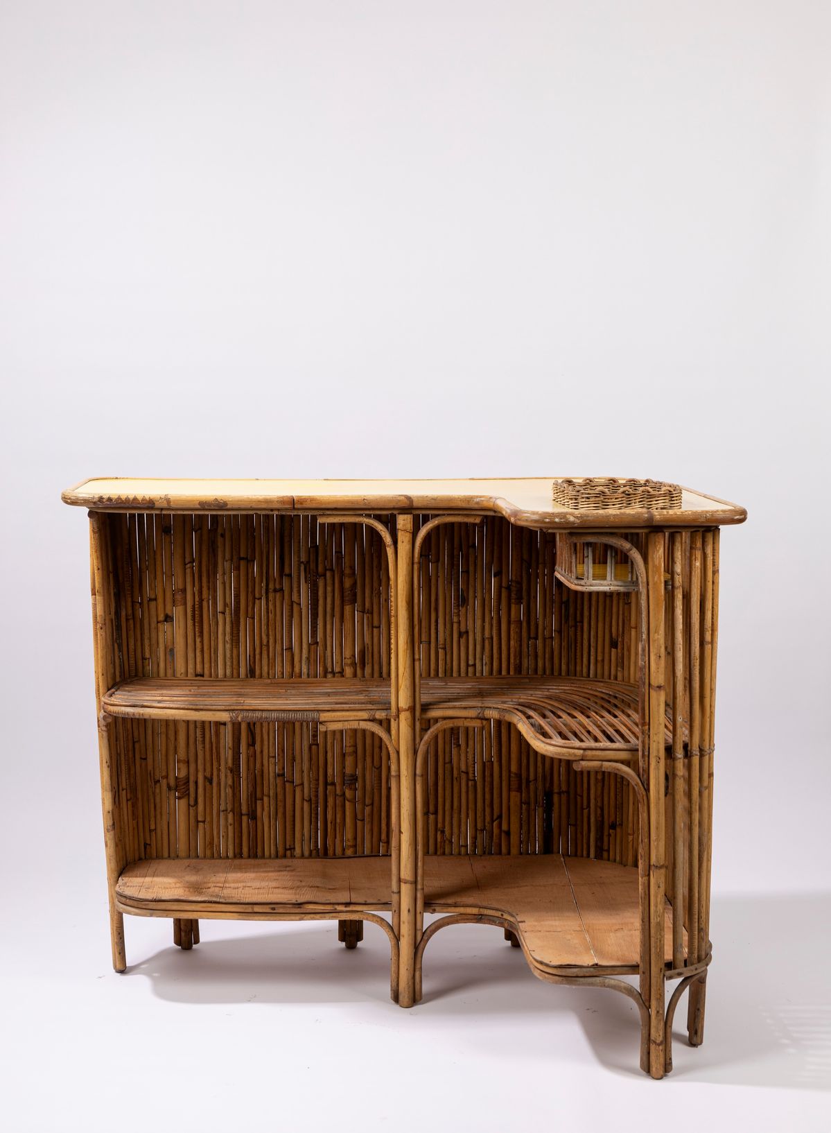 Manifattura Italiana - Mobile bar in vimini con due sgabelli, circa 1970