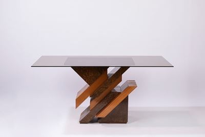 Tavolo con base scultorea in radica, ottone e cristallo