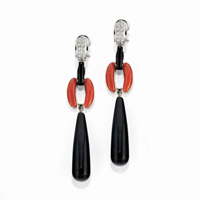 Orecchini pendenti in oro bianco 18k con diamanti e inserti in corallo e onice