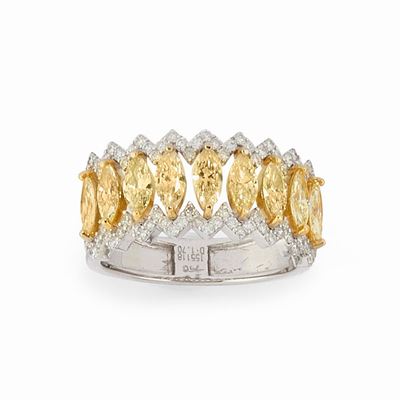 Anello in oro bicolore 18k con diamanti incolore e fancy yellow