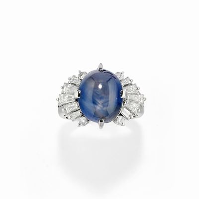 Anello con zaffiro stellato ovale cabochon in platino, decorato con diamanti