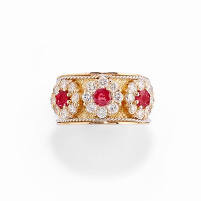 Anello in oro giallo 18k con rubini e diamanti
