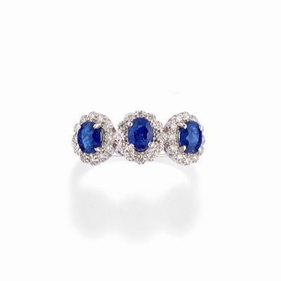 Anello con zaffiri ovale e diamanti, oro bianco 18k